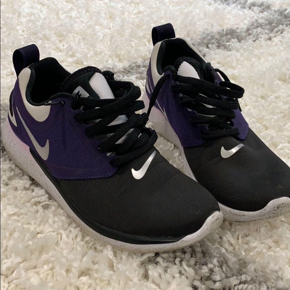 Nikes tennis shoes